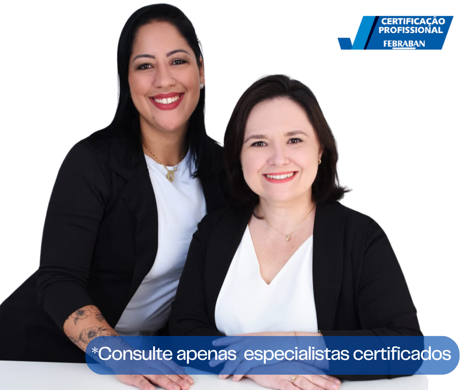 Imagem de duas atendentes da CrediConfiance sorrindo e dispostas a realizar seu atendimento de forma rápida e segura